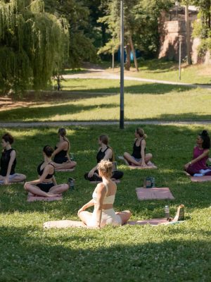Vježbanje yoge u parku za influencerice
