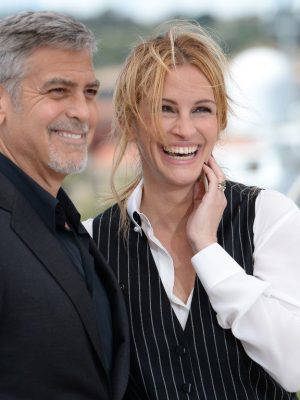 2845464 05/12/2016 Actors George Clooney and Julia Roberts during a photo shoot before the premiere of Money Monster (dir. Jodie Foster) at the 69th Cannes Film Festival. Ekaterina Chesnokova/Sputnik via AP